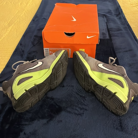 ⬇️⬇️Nike 6 youth, women’s 8 Dual cushion sneakers - Picture 3 of 6